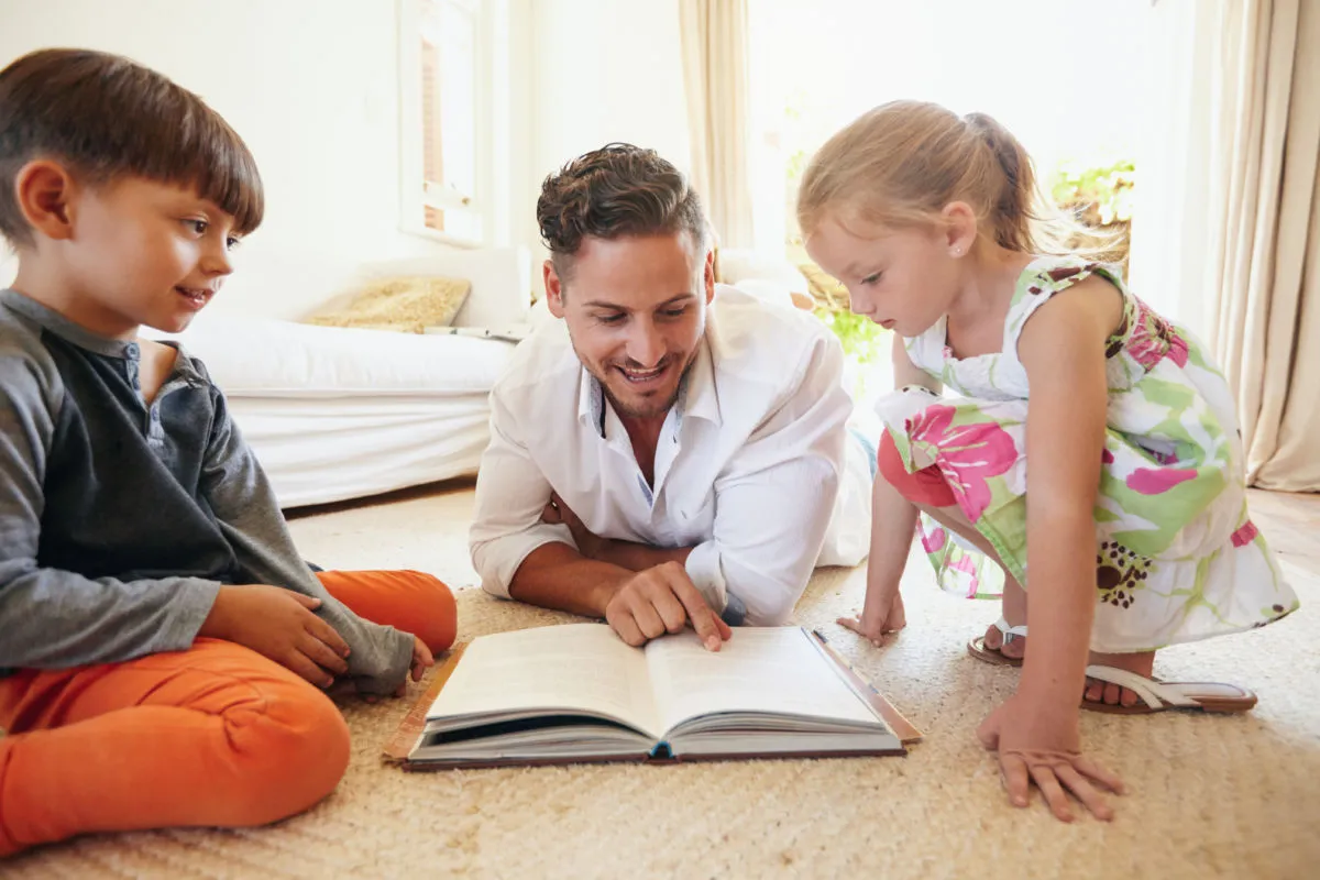 father reading stories to his children P96PQZ9