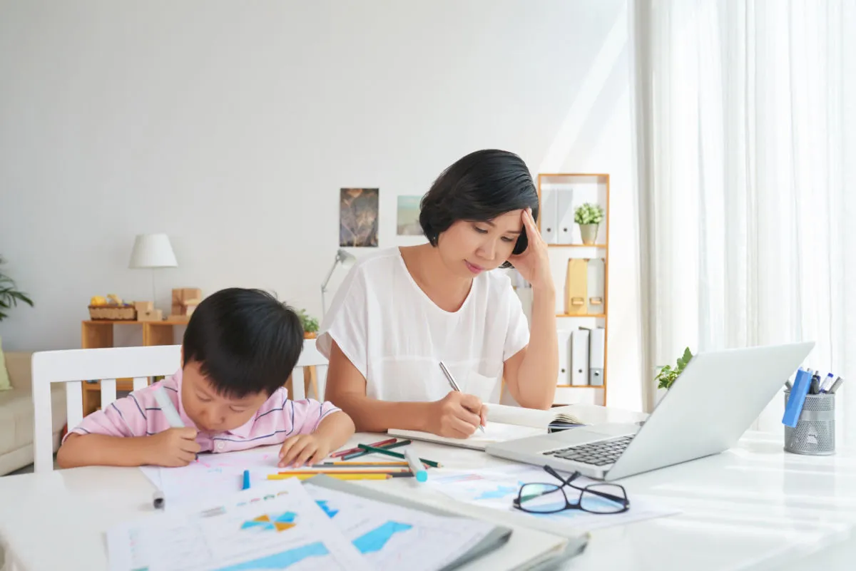 working at home with kid 885DP98